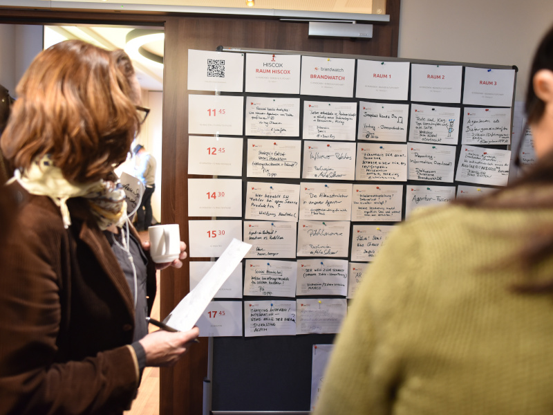 Barcamp Sessionboard mit Menschen